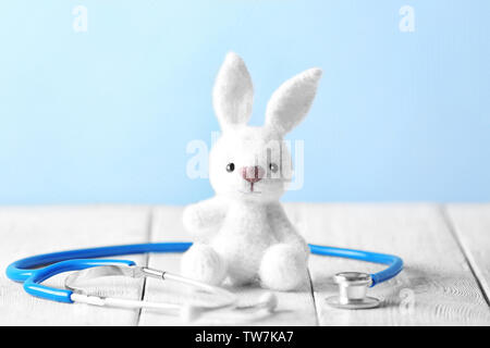 Toy bunny e uno stetoscopio sul tavolo. Concetto di pediatra Foto Stock