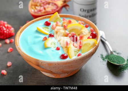 Ciotola con blue spirulina smoothie sul tavolo. Vegano sano concetto alimentare Foto Stock