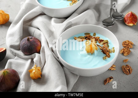 Ciotola con blue spirulina smoothie sul tavolo. Vegano sano concetto alimentare Foto Stock