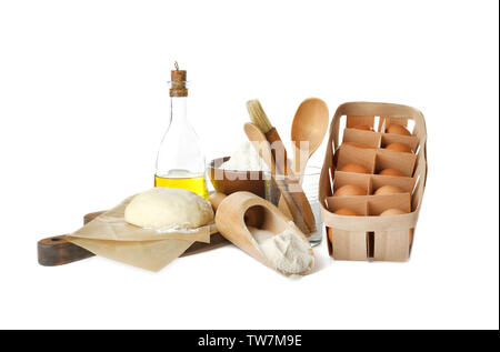 Ingredienti per la pasta e stoviglie su sfondo bianco Foto Stock