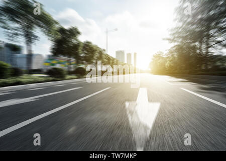 Svuotare asfalto sotto il sole Foto Stock