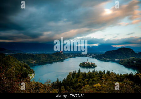 Bled, Slovenia - panoramica vista aerea del Lago di Bled con chiesa dell Assunzione di Maria durante l'autunno Foto Stock