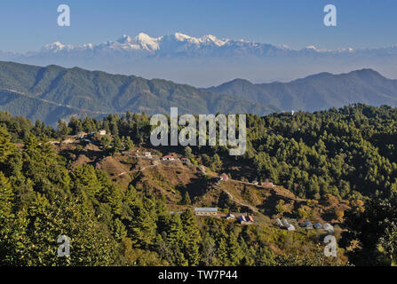 Case e serre in foothills dell'Himalaya mountain range, visto da Daman, Nepal Foto Stock