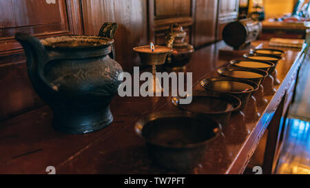 Tavolo da tè e mobili vintage. L'uomo sorride e si alza vicino al tavolo da  tè Foto stock - Alamy