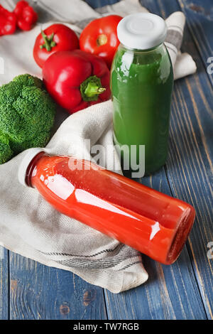 Bottiglie di vegetali freschi succhi di frutta sul tavolo di legno Foto Stock