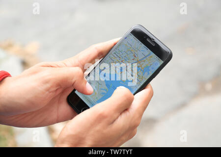 KIEV, UCRAINA - Ottobre 06, 2017: uomo tenendo iPhone nero 7 con app mappa sullo schermo, all'aperto Foto Stock
