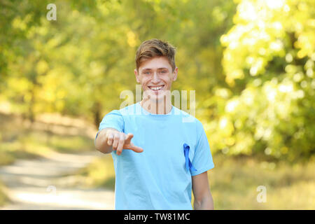 Giovane uomo in t-shirt con nastro blu all'esterno. Il cancro della prostata concetto di sensibilizzazione Foto Stock