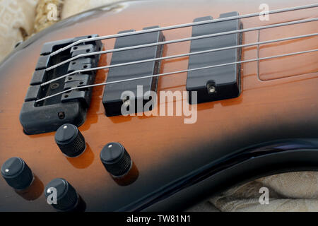 4 corde vitange basso elettrico chitarra con le mani la riproduzione e la prospettiva diversa Foto Stock