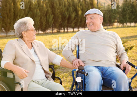 Senior l uomo e la donna dalla casa di cura in posizione di parcheggio Foto Stock