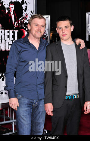 LOS ANGELES, CA. Aprile 03, 2008: Rick Schroder & figlio Holden Schroder presso il Los Angeles premiere di 'Sstrada re' a Grauman's Chinese Theater di Hollywood. © 2008 Paul Smith / Featureflash Foto Stock