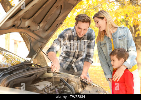 Famiglia giovane riparazione auto, all'aperto Foto Stock