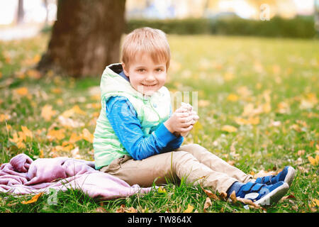 Ragazzino con cute criceto pet in posizione di parcheggio Foto Stock