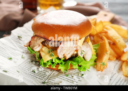 Gustoso doppio burger il giornale, primo piano Foto Stock