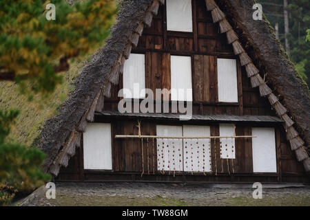 Tradizionale Giapponese del Gassho-casa colonica in stile dettagli architettonici closeup, Hida Folk Village, Takayama, Prefettura di Gifu, Giappone. Foto Stock