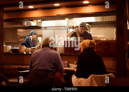 Chef operanti in un Japanese Soba ramen noodle bar a Takayama, Prefettura di Gifu, Giappone. Foto Stock