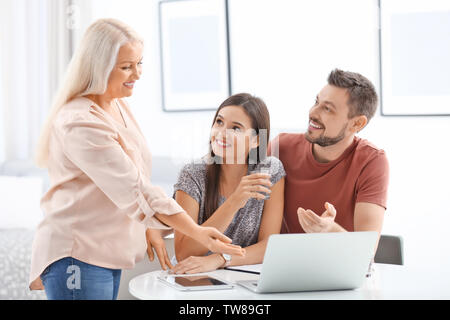 Agente di assicurazione consulting client di Office Foto Stock