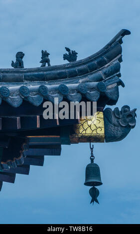 Nella luce del mattino, Xi'an Da Cien Tempio è pieno di stile tradizionale Cinese, inchiostro, tempio Zen eaves e campane di vento. Foto Stock