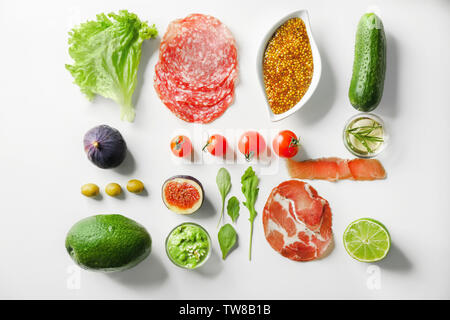 Ingredienti per la deliziosa insalata su sfondo bianco, vista dall'alto Foto Stock