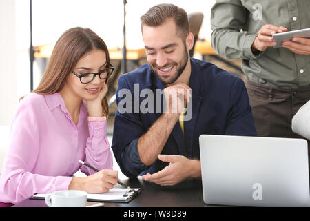 Giovani manager impegnato nel lavoro sul progetto di business in ufficio Foto Stock