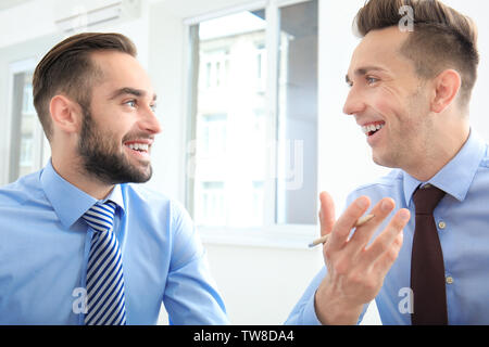 Giovani manager impegnato nel lavoro sul progetto di business in ufficio Foto Stock