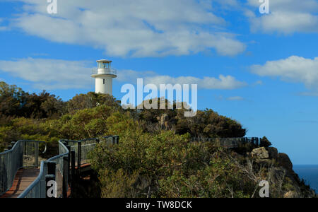 Cape Tourville automatico faro senza equipaggio sulla costa Est della Tasmania è stato costruito nel 1971 per sostituire il precedente faro sulla vicina isola di limone. Foto Stock