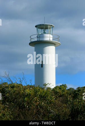 Cape Tourville automatico faro senza equipaggio sulla costa Est della Tasmania è stato costruito nel 1971 per sostituire il precedente faro sulla vicina isola di limone. Foto Stock