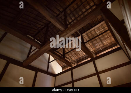 Tradizionale Giapponese del periodo Edo building interior, architettonico closeup dettaglio di tetti travi in legno e giunti fire trattata con Shou Sugi divieto Foto Stock