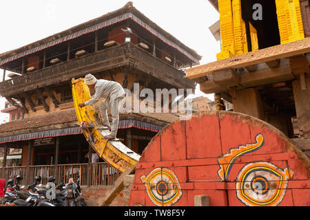 L'uomo pittura carro, nuovi anni di preparativi Festival,Taumadhi Square, Bhaktapur, Provincia n. 3, Nepal, Asia Foto Stock