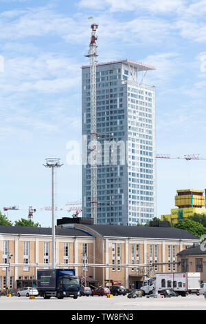 Majakka edificio di appartamenti visto da Suvilahti a Helsinki, Finlandia Foto Stock