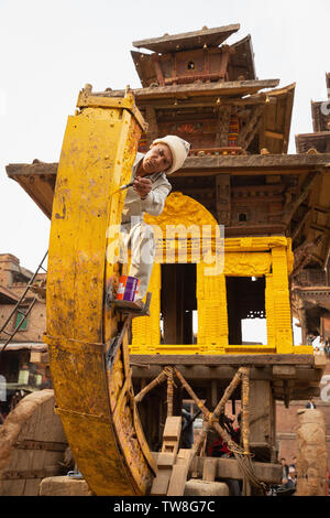 L'uomo pittura carro, nuovi anni di preparativi Festival,Taumadhi Square, Bhaktapur, Provincia n. 3, Nepal, Asia Foto Stock