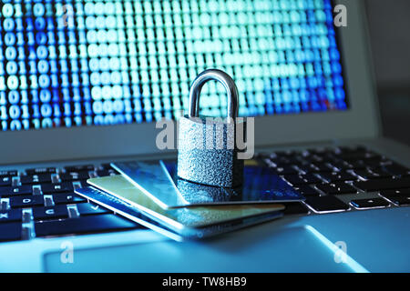 Carte di credito e bloccare sulla tastiera del notebook, primo piano Foto Stock