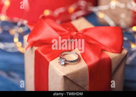 Bellissimo anello di fidanzamento sulla confezione regalo, primo piano Foto Stock