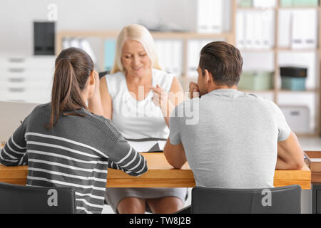 Coppia giovane al notaio Foto Stock