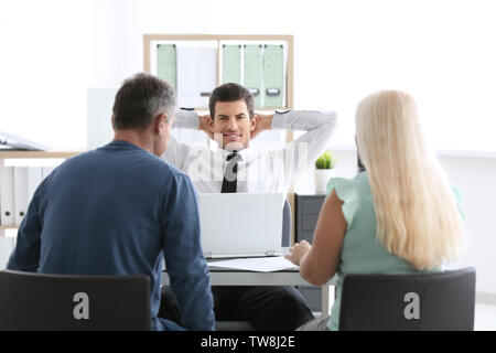 Coppia matura al notaio Foto Stock