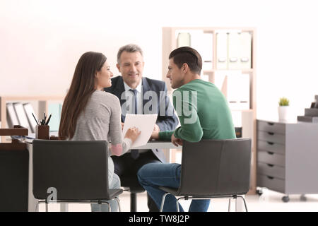 Coppia giovane al notaio Foto Stock