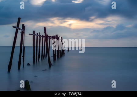 Rotto in legno ponte fisfing durante il tramonto a Khao PIlai in Phang Nga, nel sud della Thailandia Foto Stock