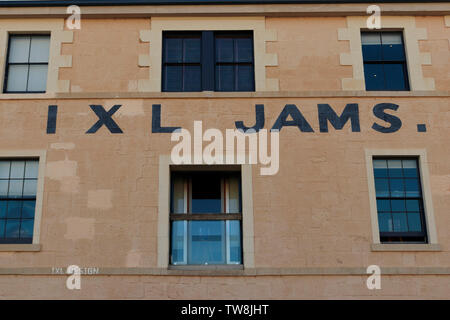 Inceppamenti IXL lettere su un vecchio edificio in pietra sul lungomare di Hobart precinct. IXL vecchia fabbrica di inceppamento. Foto Stock