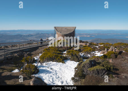 Pinnacle rifugio di osservazione a monte Wellington con neve in primo piano una popolare destinazione turistica da Hobart, Tasmania, Australia Foto Stock