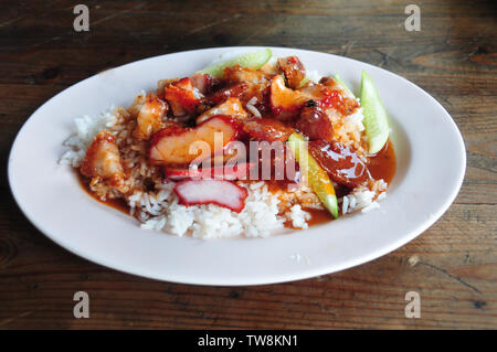 Rosso alla brace la carne di maiale in salsa con riso, stile tailandese rossa di maiale barbecue sul Riso con salsa rossa, Khao Moo Dang Foto Stock