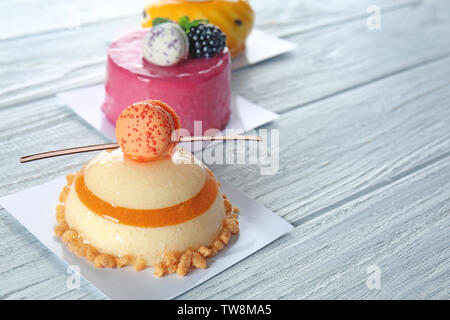 Varie gustose torte su sfondo di legno Foto Stock