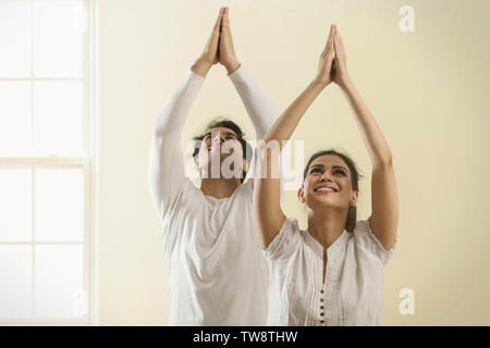 Coppia giovane fare yoga Foto Stock