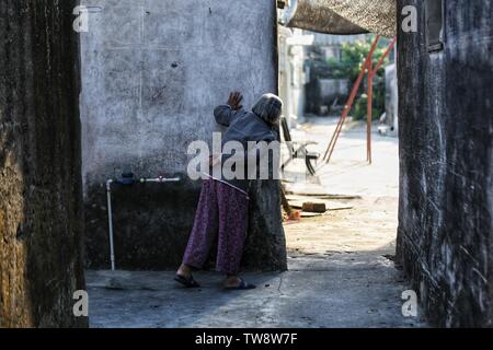 Nelle zone rurali di vicoli, mia suocera è impaziente di chi farà ritorno. Foto Stock