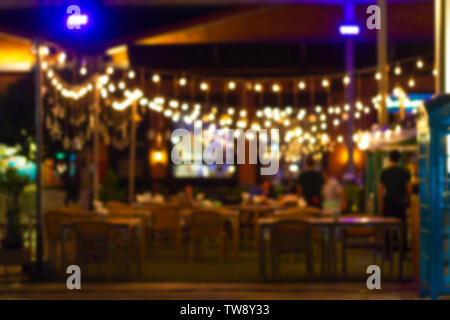 Abstract image blur molte persone godere del divertimento di notte festival in un ristorante e l'atmosfera è felice e rilassante. Foto Stock