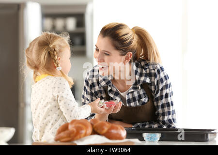 Madre e figlia piccola cucina in cucina Foto Stock