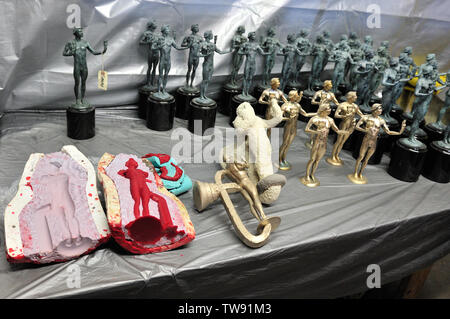 LOS ANGELES, CA. 17 gennaio 2008: la colata e la produzione del bronzo massiccio attore statuette - i trofei per lo Screen Actors Guild Awards - American Fine Arts Fonderia di Burbank, CA. Ogni statuetta pesa 12 libbre e stand 16 centimetri di altezza. Essi sono fusi in bronzo massiccio usando il processo a cera persa. Le statuette hanno un colore verde-nero patina di finitura. Essi sono stati scolpiti da Edward Saenz e progettato da Jim Heimann & Jim Barrett. © 2008 Paul Smith / Featureflash Foto Stock