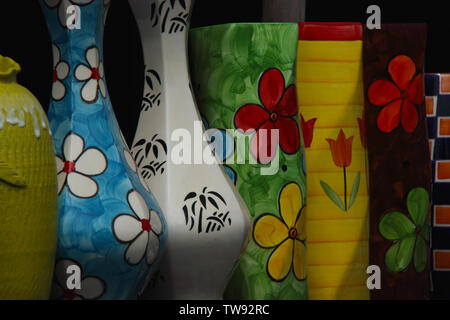 Primo piano di vasi decorativi di fiori Foto Stock