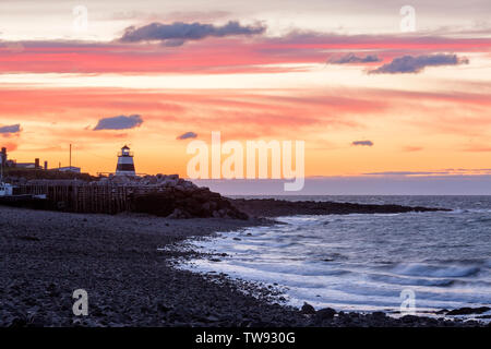 Il Margarettesville faro e la baia di Fundy al tramonto nella città di Margarettesville, Annapolis County, Nova Scotia, Canada. Foto Stock