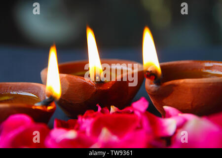 Primo piano delle spie dell'olio in fiamme Foto Stock