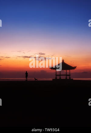 Tramonto sulla spiaggia di Sanur, Bali Foto Stock