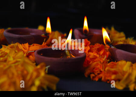 Close up di bruciare diwali diyas Foto Stock